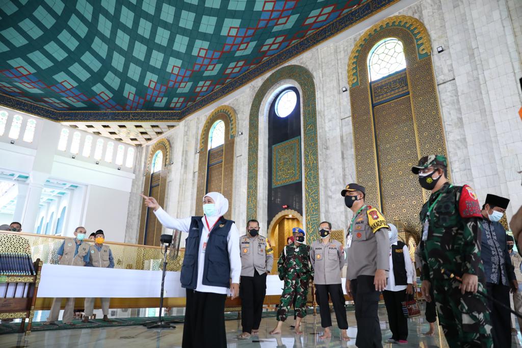 Gubernur Jawa Timur, Khofifah Indar Parawansa bersama Forkompinda Jatim saat meninjau kesiapan Sholat Ied di Masjid Al - Akbar Kota Surabaya.