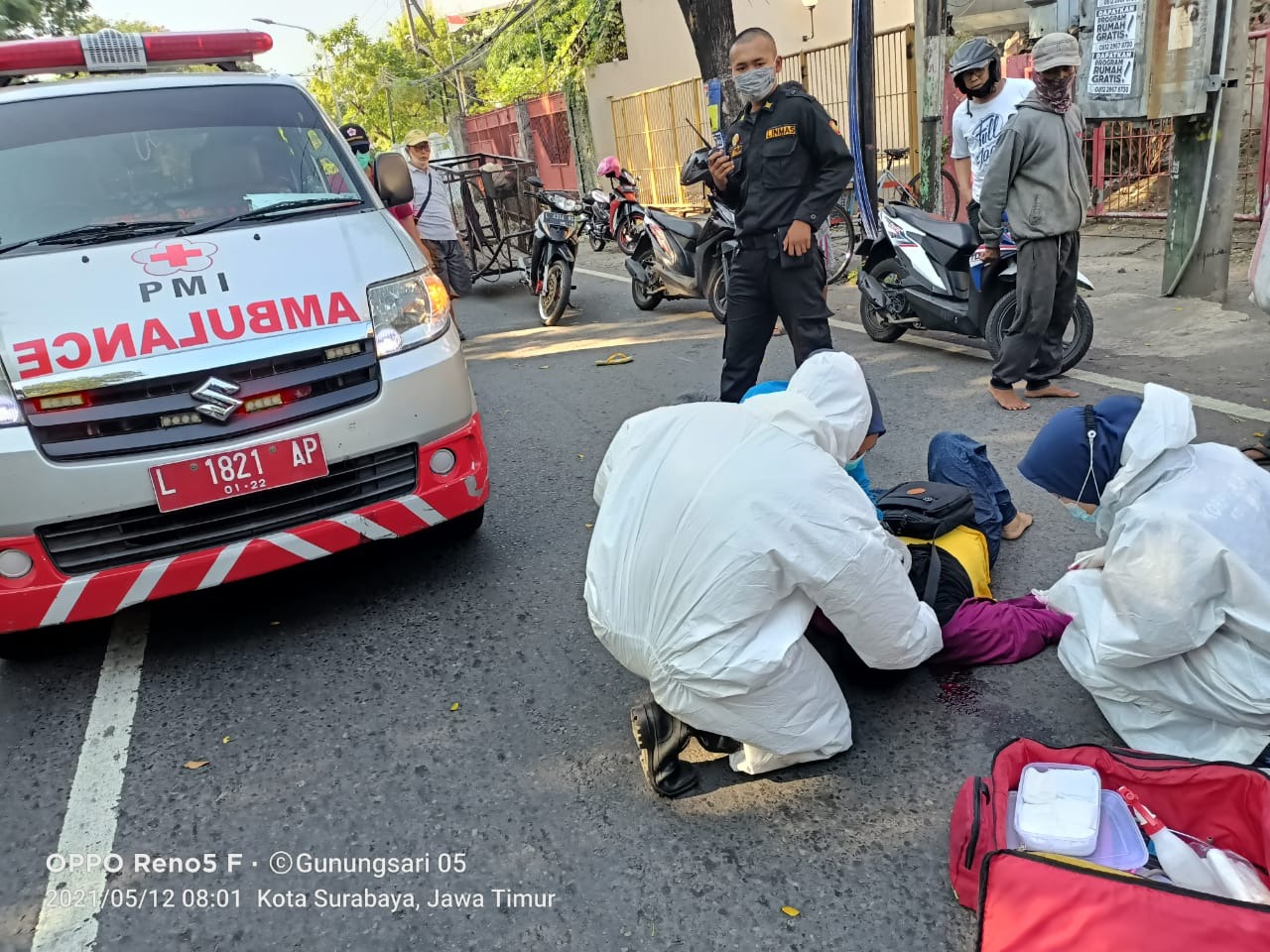 Petugas saat mengevakuasi korban dugaan penjambretan di Jalan Diponegoro 
