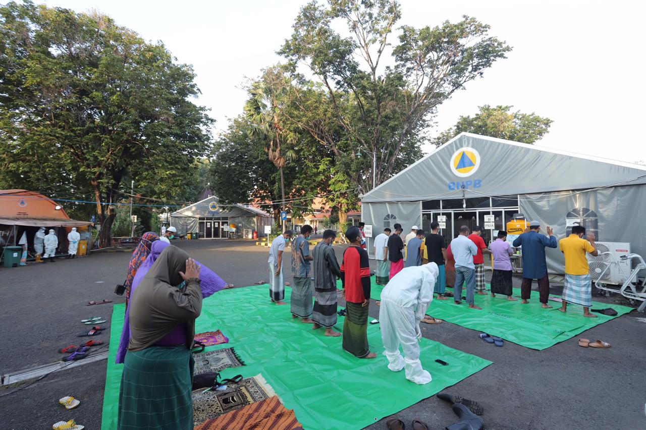 Suasana sholat ied di Rumah Sakit Lapangan Indrapura.