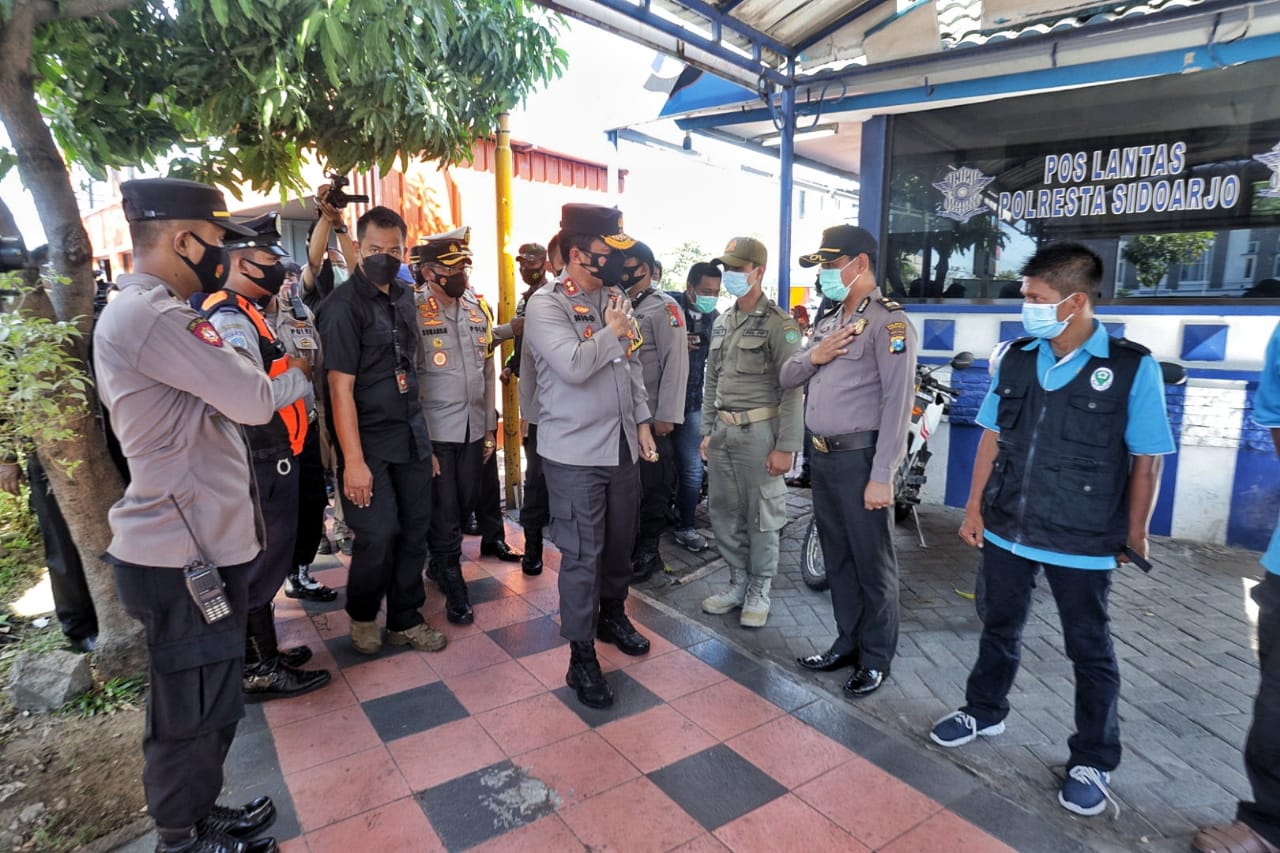 Kapolda Jawa Timur saat memantau pos PAM Mudik 2021