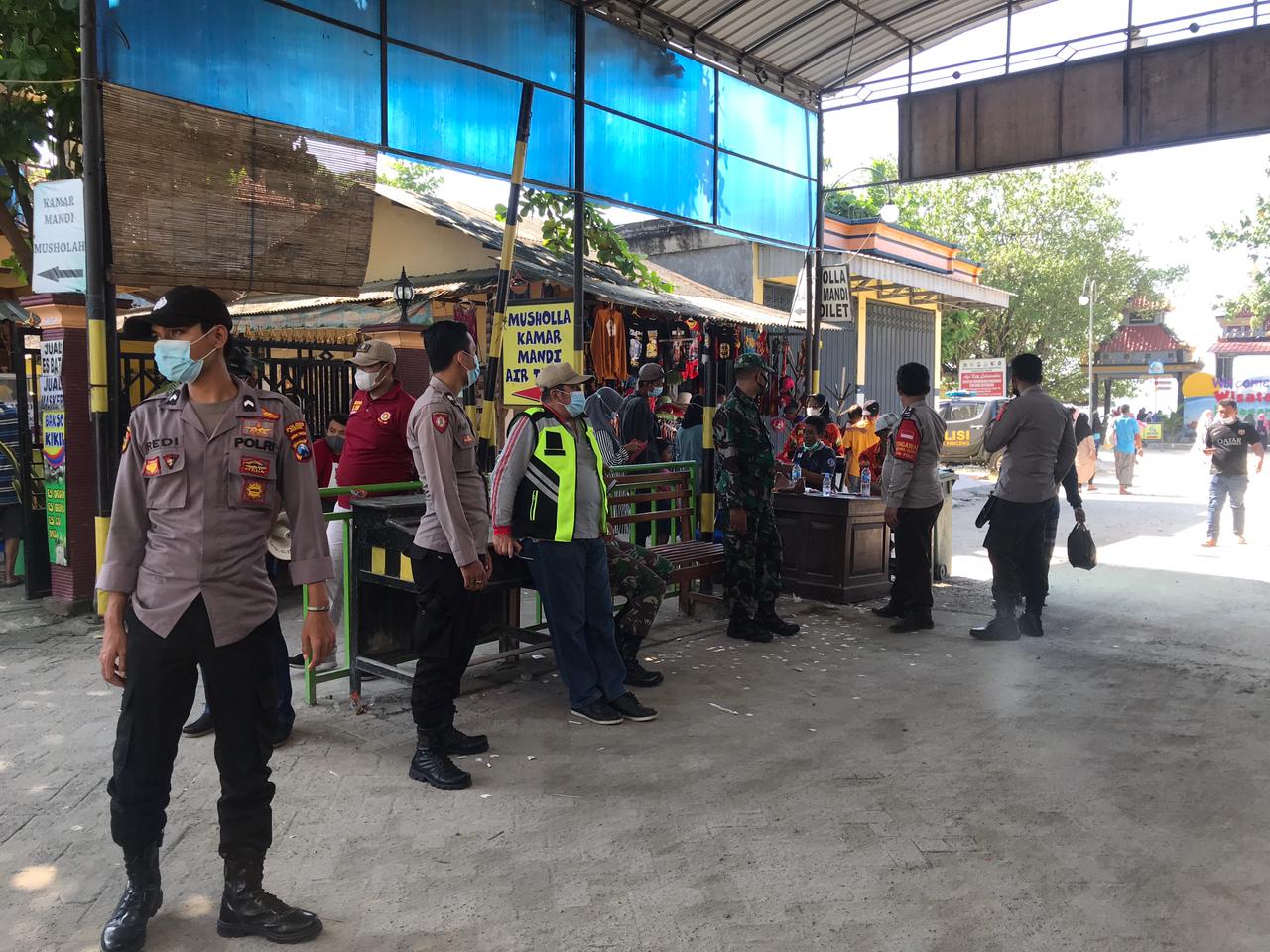 Personil gabungan polres Gresik dan Polsek Panceng di tempat wisata Pasir Putih Delegan, Paceng, Sabtu (15/5/2021). 