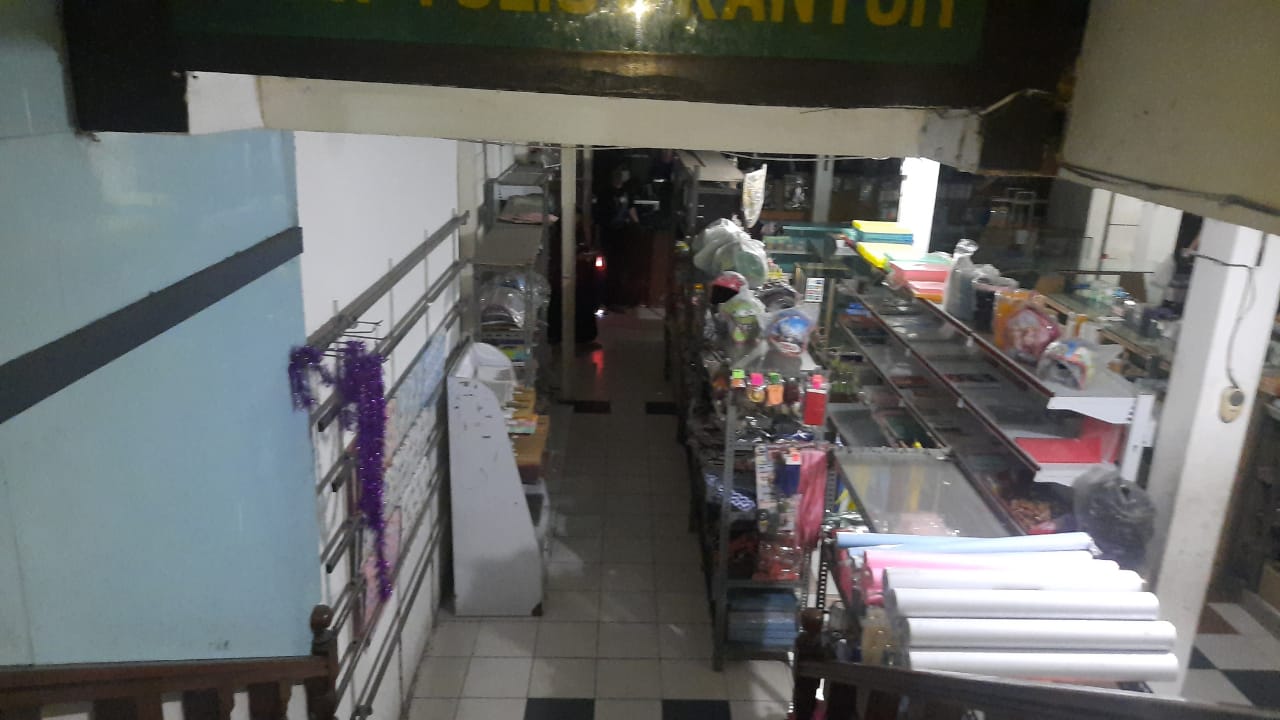 Kondisi Toko Buku Manyar usai dibobol maling.