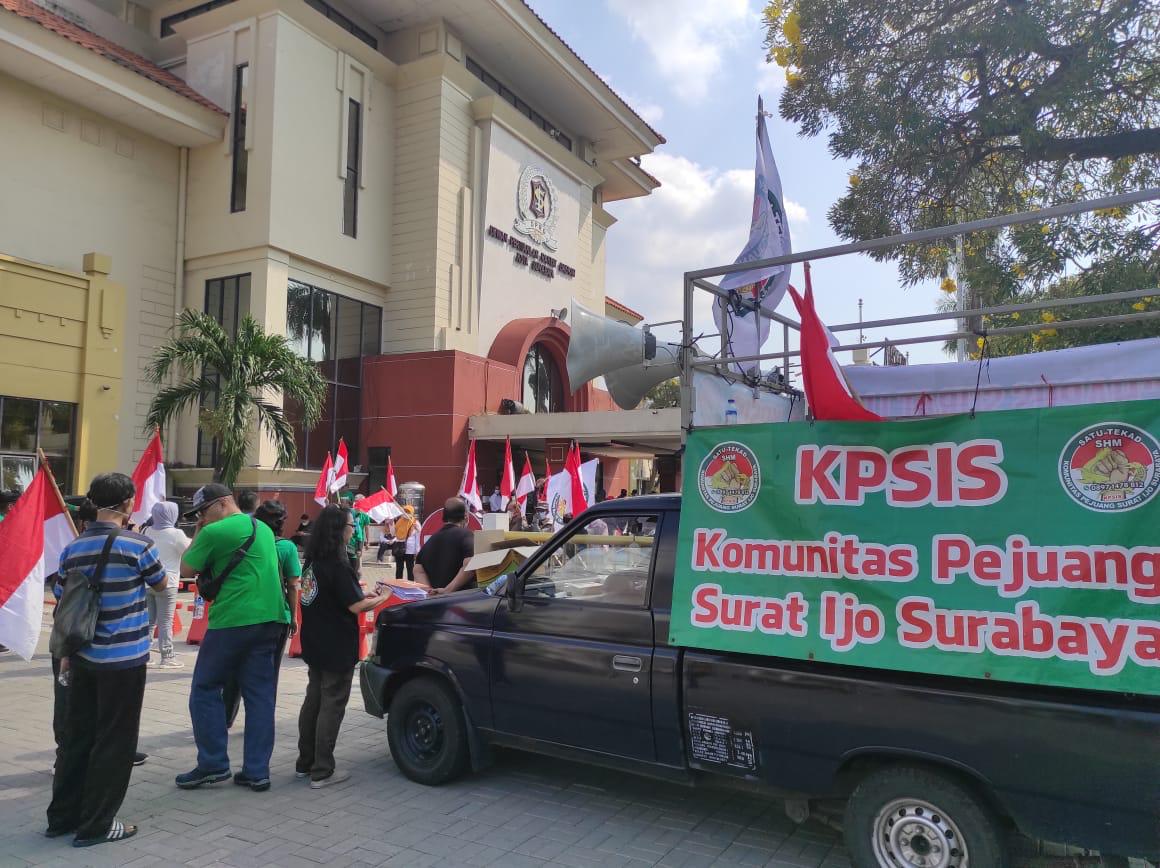 Puluhan warga Surabaya yang tergabung di dalam Komunitas Pejuang Surat Ijo Surabaya (KPSIS) menggelar unjuk rasa di depan DPRD Surabaya.