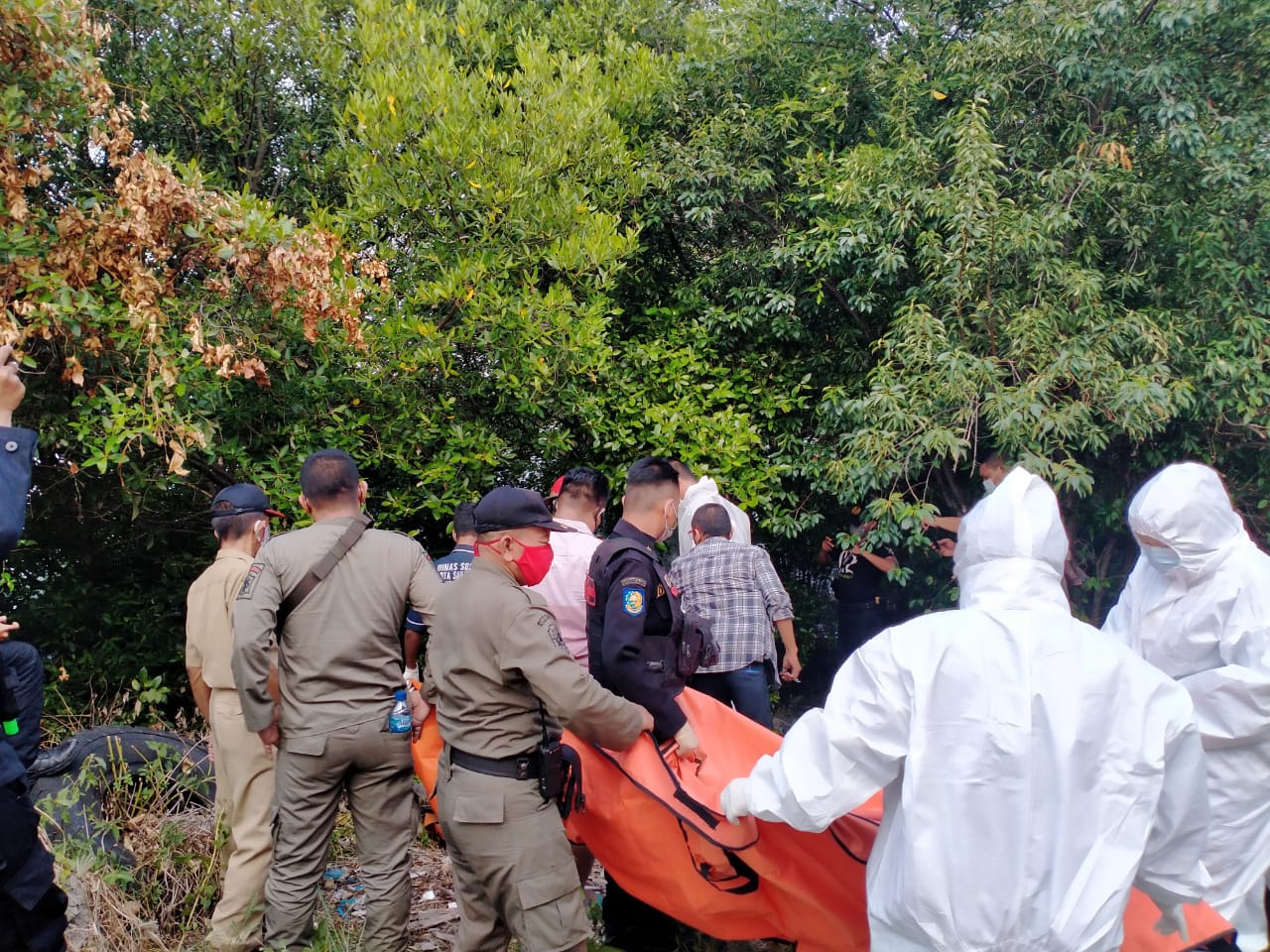 Jenazah Mr X saat pertama kali ditemukan oleh sopir Pergudangan PT Greges Jaya.
