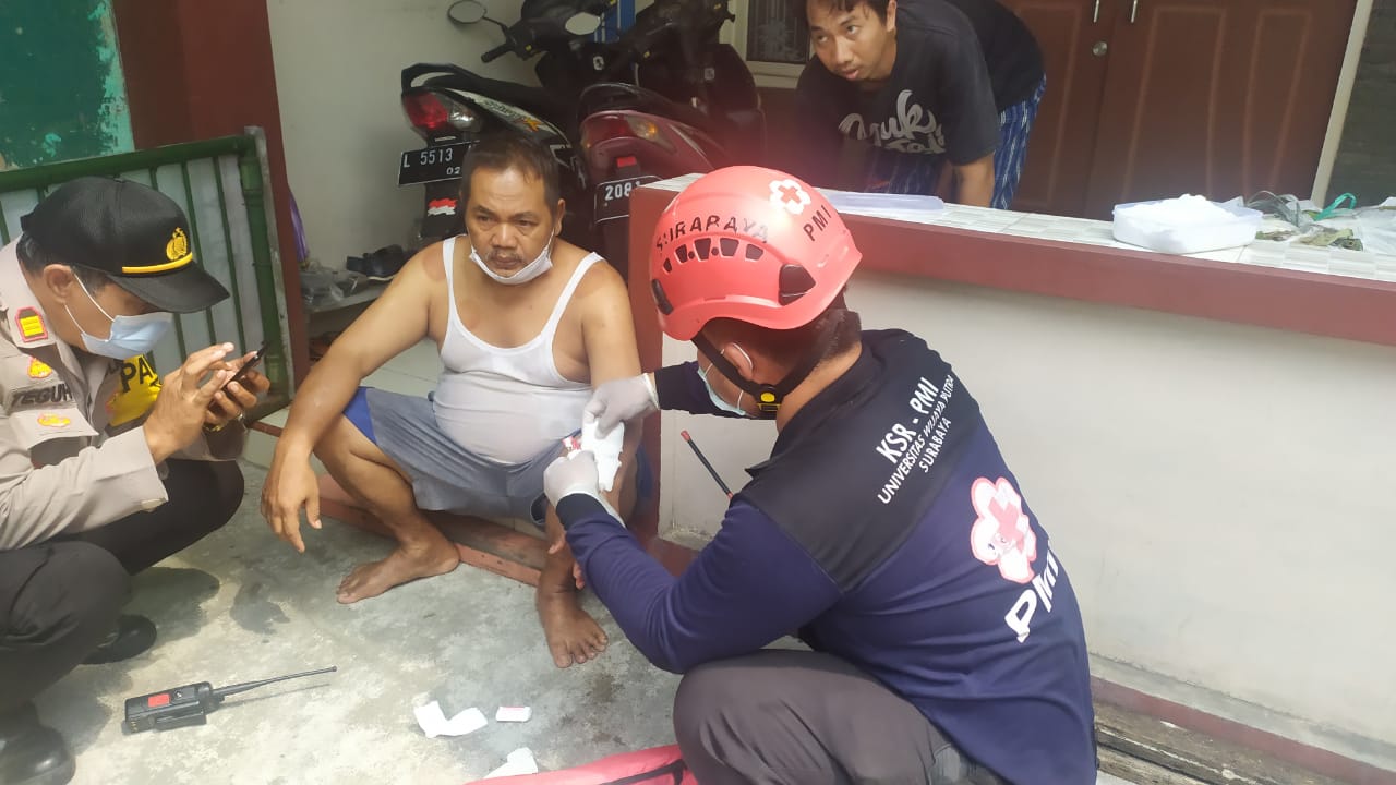 Seorang warga yang terluka akibat kebakaran rumah berlantai dua di Jalan Plemahan XII Nomor 10, Kelurahan Kedungdoro, Kecamatan Tegalsari, Surabaya, Rabu (19/5/2021).
