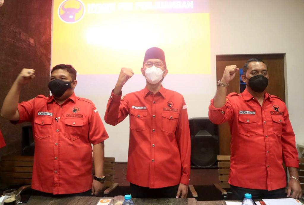 Wakil Sekretaris DPC PDI Perjuangan Surabaya Achmad Hidayat, Ketua DPC PDI Perjuangan Kota Surabaya Adi Sutarwijono, dan Wakil Ketua Bidang Ideologi dan Kaderisasi DPC PDI Perjuangan Kota Surabaya Hadrean Renanda