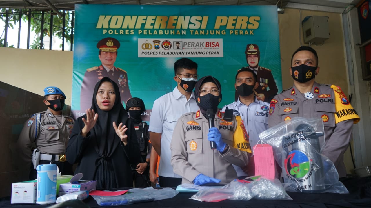 AKBP Ganis Setyaningrum saat menginterogasi singkat pelaku penerima paket selundupan berisi sabu