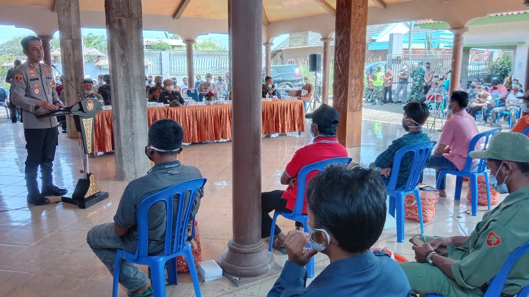 Kapolres Tulungagung AKBP Handono Subiakto saat melakukan silaturahmi dengan peternak di Desa Sidomulyo
