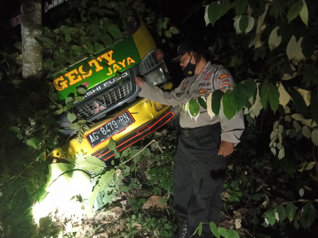 Truk bermuatan telur yang jatuh ke dasar jurang di Tulungagung.