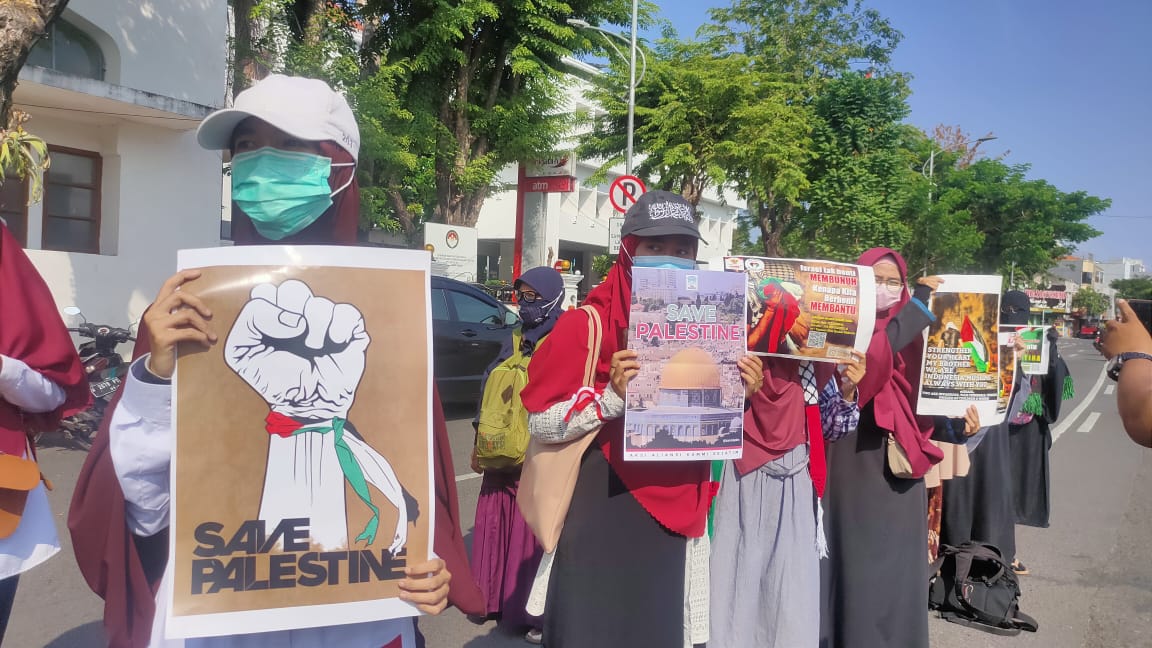 Peserta Aksi Bela Palestina membentangkan spanduk kecaman terhadap Israel di depan Kantor Gubernur Jatim.