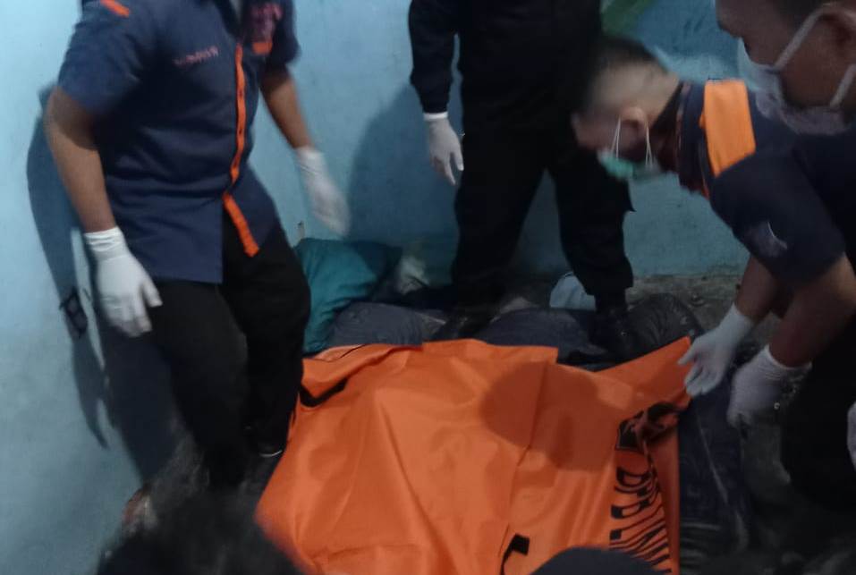 Petugas saat mengevakuasi korban dugaan pembunuhan di Indekos Siwalankerto.