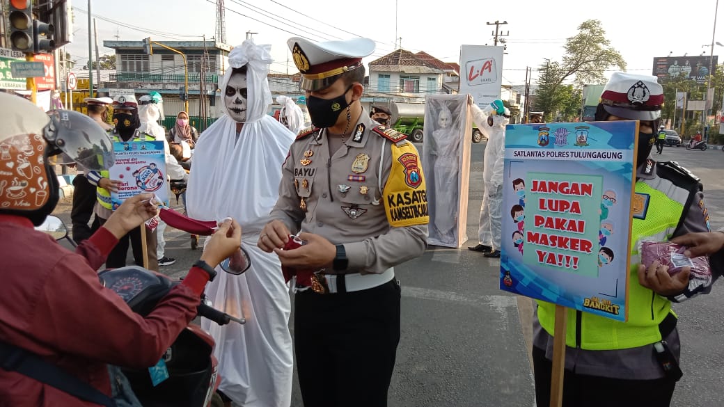 Kasat Lantas Polres Tulungagung, AKB Muhammad Bayu Agustyan saat membagikan masker ke pengguna jalan.