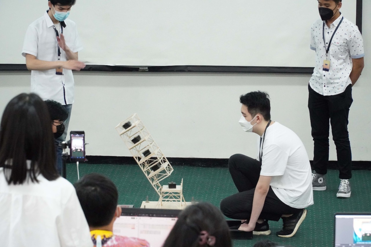 Suasana penjurian Penggetaran Bangunan Tahan Gempa di Universitas Kristen Petra Kota Surabaya