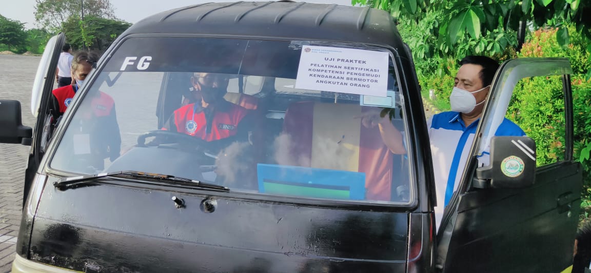 Puluhan sopir Angkot dan Angdes di Gresik sedang menjalani uji lapangan untuk sertifikasi yang diadakan Dishub, Senin (24/5/2021).