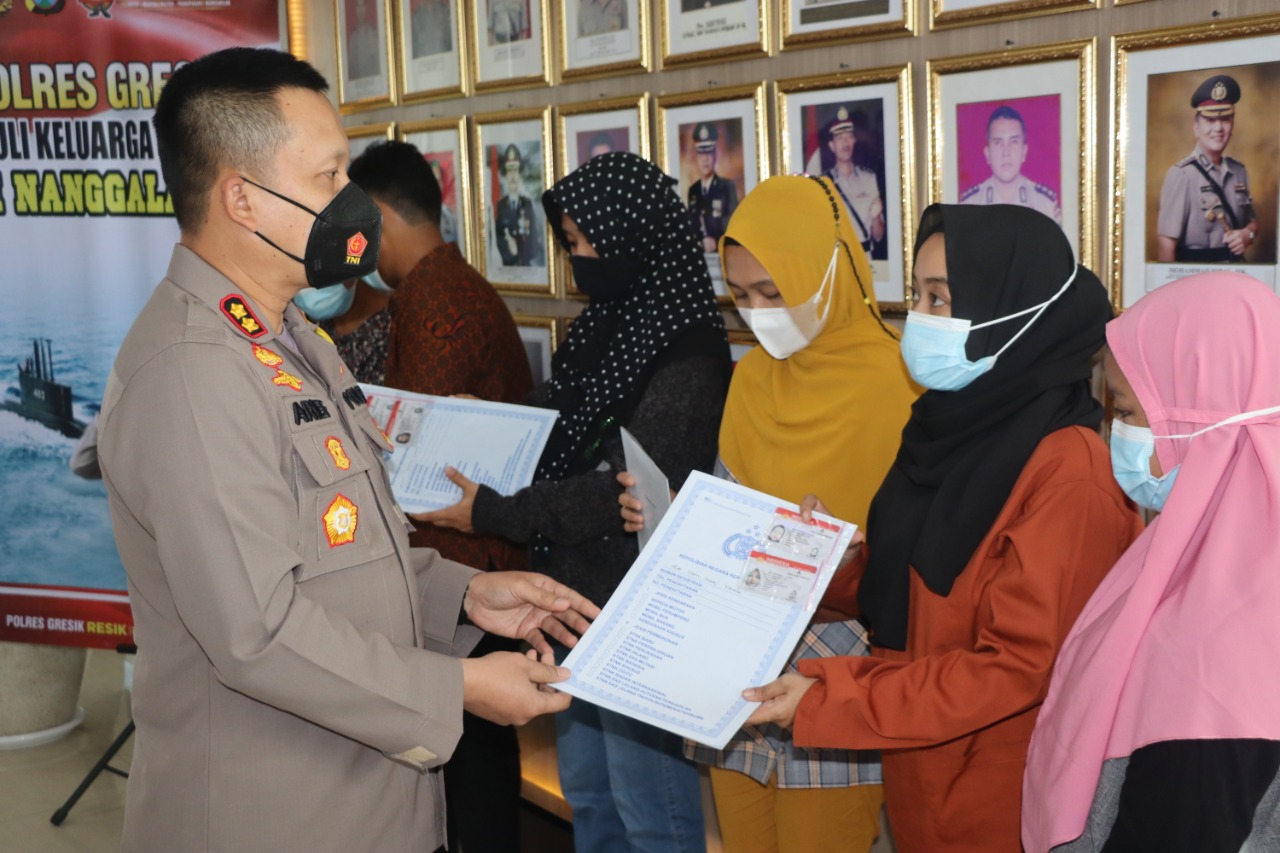 Kapolres Gresik, AKBP Arief Fitrianto secara simbolis menyerahkan SIM gratis kepada salah satu keluarga korban KRI Nanggala.