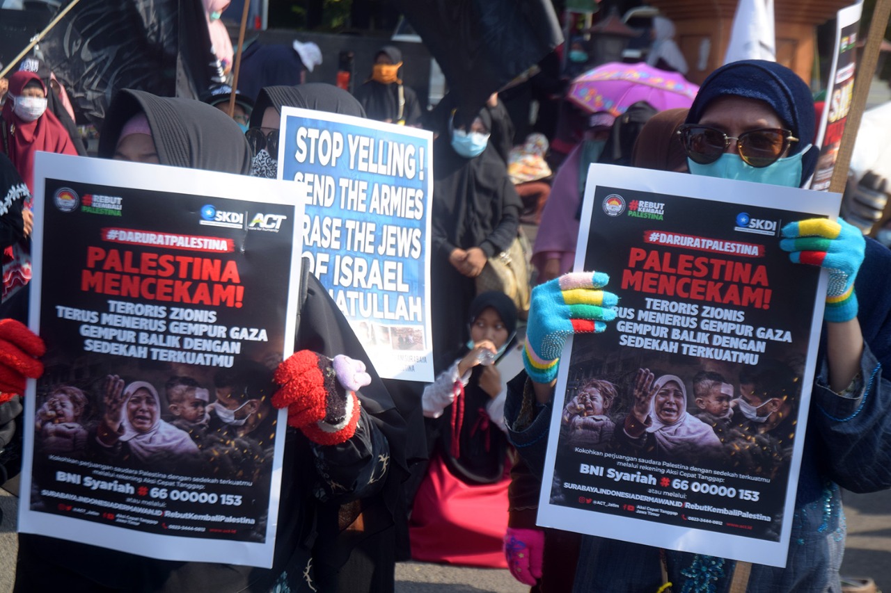 Aksi bela Palestina yang berlangsung di depan Dewan Perwakilan Rakyat Daerah (DPRD) Jatim 