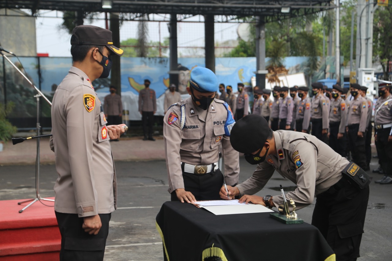 Anggota Polres Tulungagung saat menandatangani pakta integritas