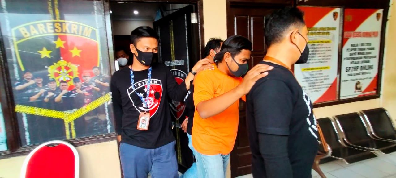 Eksekutor penembakan yang juga anggota DPRD Bangkalan (tengah).