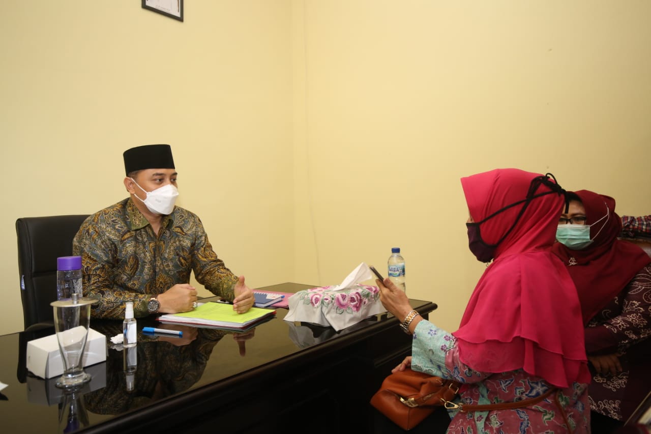 Wali Kota Surabaya, Eri Cahyadi saat mendengarkan keluhan dari seorang ibu rumah tangga saat berkantor di Kelurahan Wonokusumo Kota Surabaya