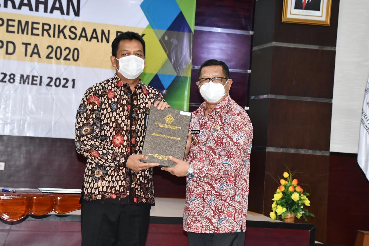 Bupati Tulungagung, Maryoto Birowo dan Ketua DPRD Tulungagung, Marsono saat menerima Opini WTP dari Ketua BPK Jatim.