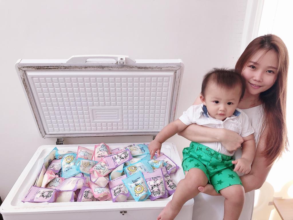 Sherly Lembono, sang putra dan stok ASI miliknya.