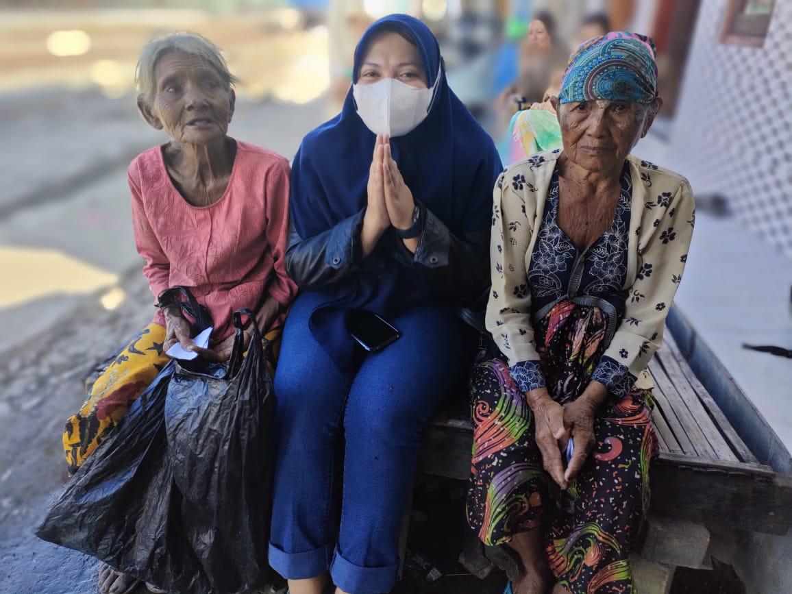 Ketua Komisi D DPRD Kota Surabaya, Khusnul Khotimah saat menemui lansia di Kota Surabaya.