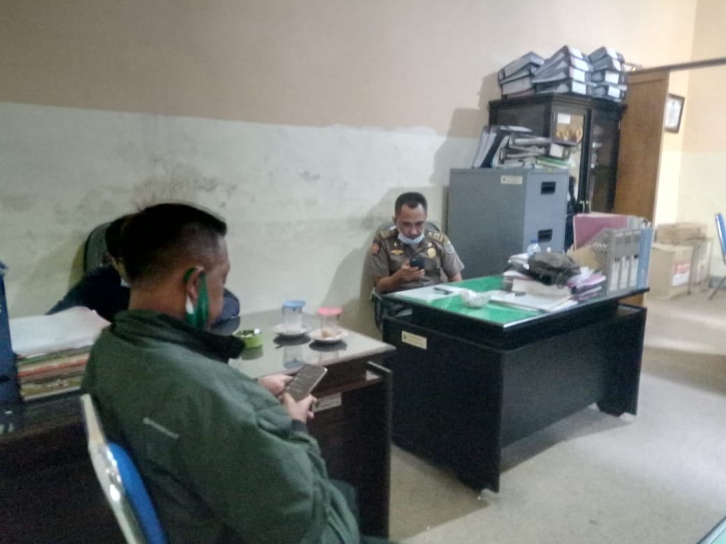 Pengelola Jurang Senggani, Supadi saat di Kantor Satpol PP.