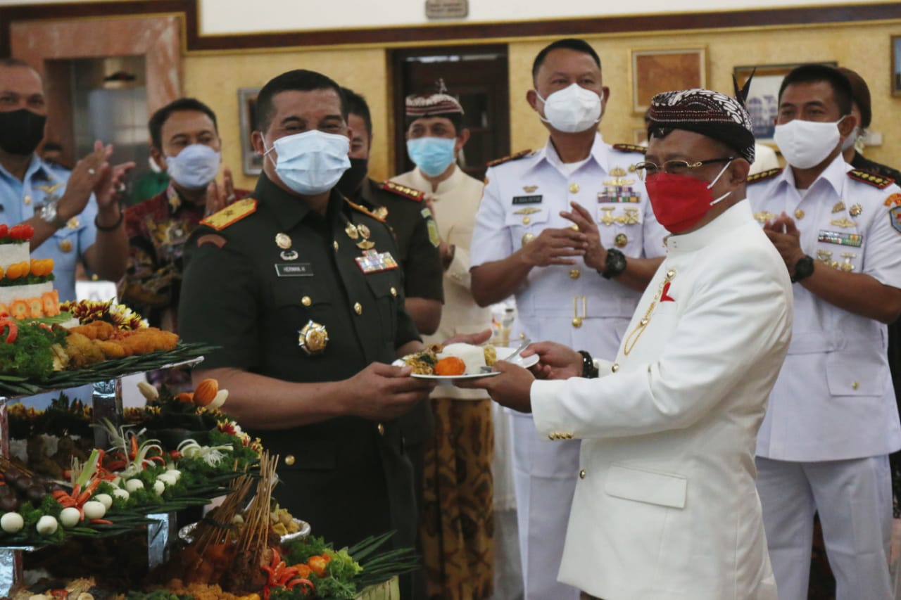 Wakil Wali Kota Surabaya, Armuji saat mengikuti prosesi perayaan Hari Jadi Kota Surabaya