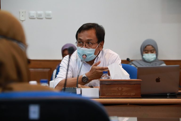 Prof Dr Fedik Abdul Rantam drh saat menyampaikan hasil penelitian Vaksin Merah Putih UNAIR.