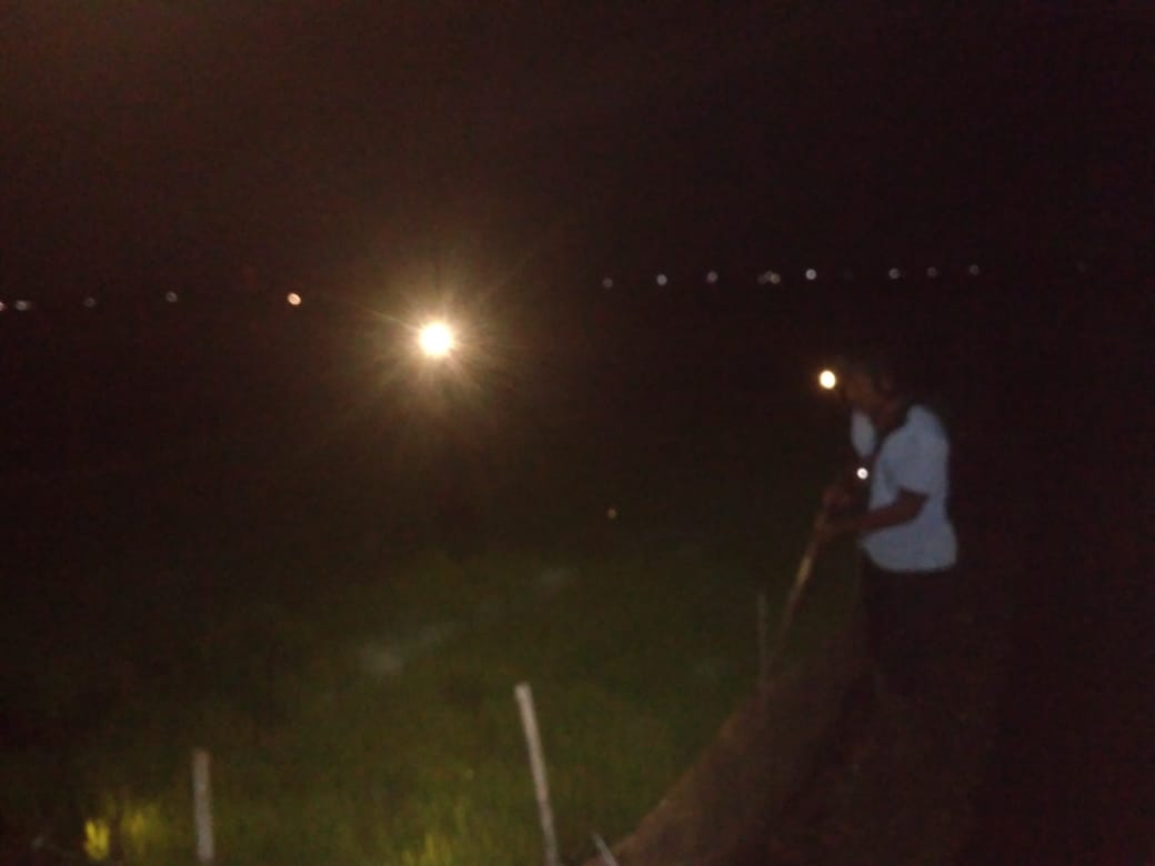 Penembak senapan angin saat beraksi menembak tikus di sawah.