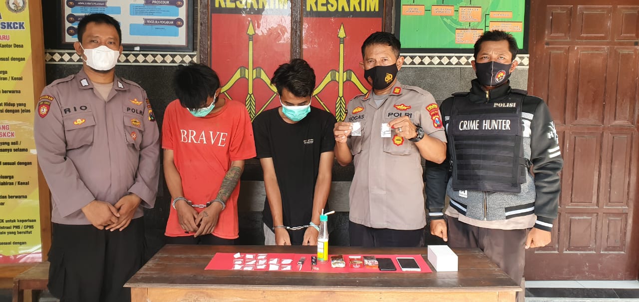 Kedua Kakak beradik tersangka pengedar Narkoba bersama Kapolsek Mojowarno AKP Yogas SH.
