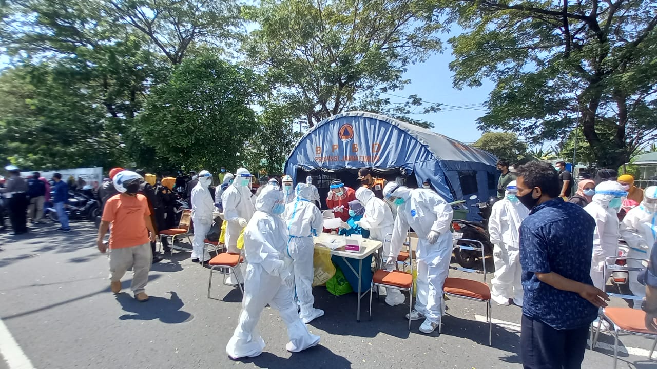 Petugas melakukan swab antigen pada pengendara dari arah Bangkalan Madura