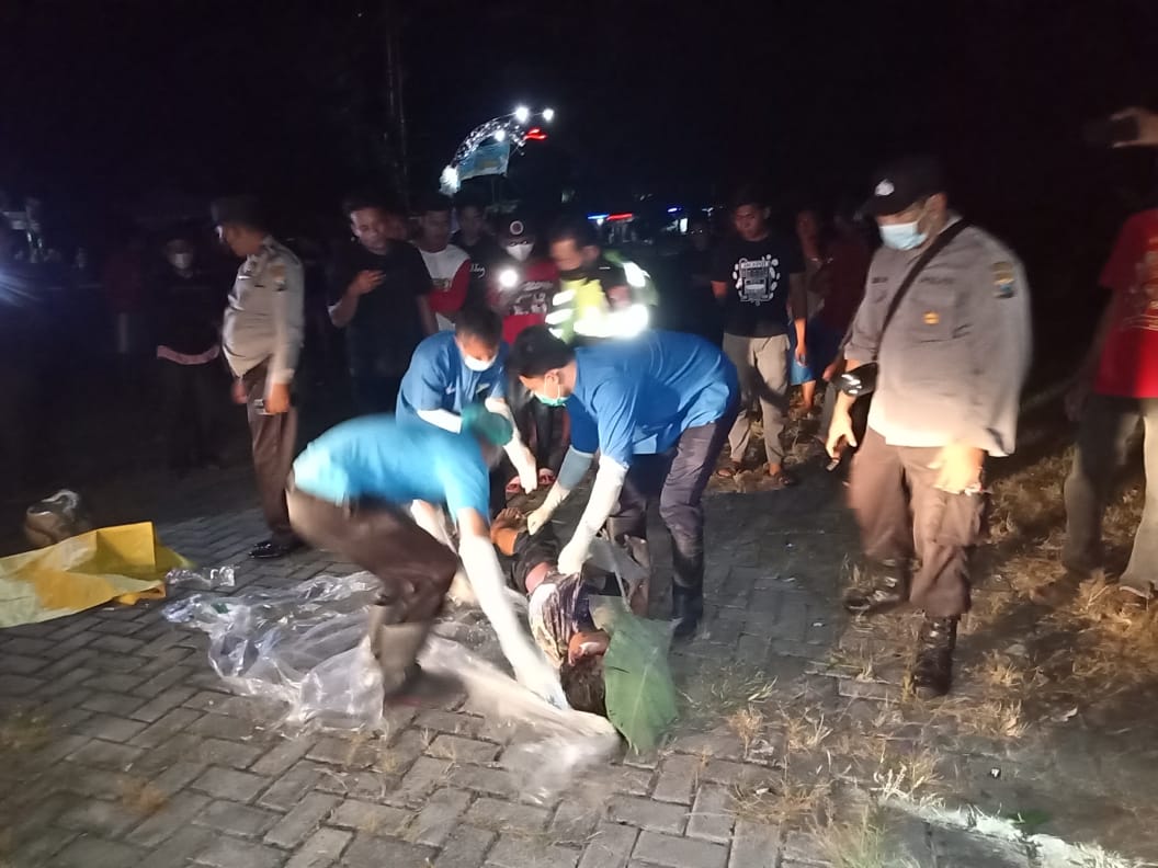 Petugas saat evakuasi jasad korban
