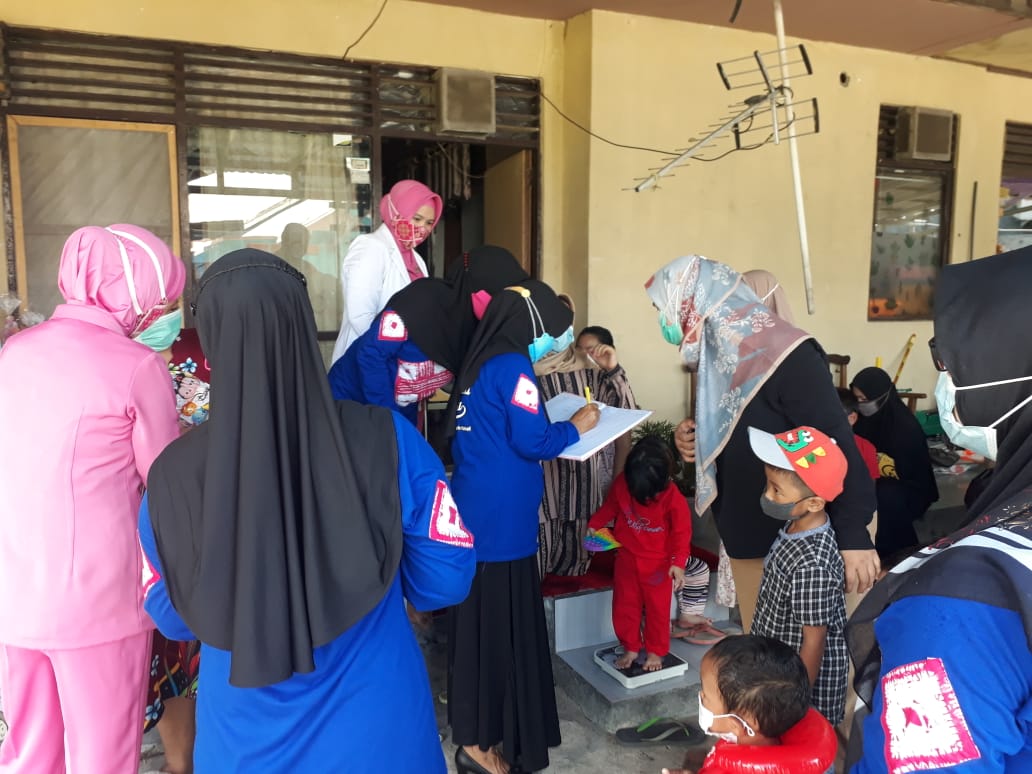 Suasana posyandu yang digelar Bhayangkari Cabang kota Banjarmasin.