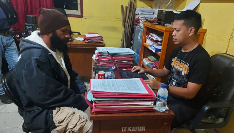 Pelaku penyebar informasi hoaks Manuel Metemko alias EKM (38) ditangkap Satgas Nemangkawi
