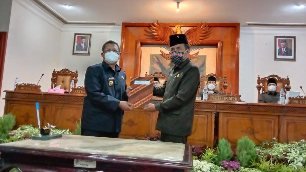 Penyerahan Ranperda dari Bupati Tulungagung, Maryoto Birowo (kiri) kepada Ketua DPRD Tulungagung, Marsono.