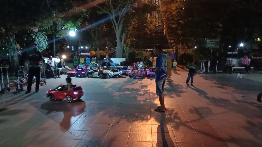 Suasana alun-alun Tulungagung saat malam.