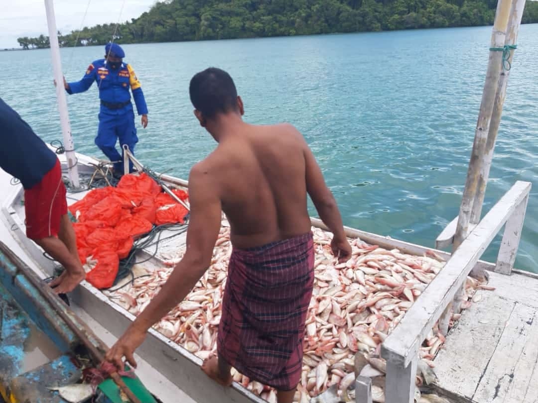 Petugas saat mengamankan barang bukti hasil tangkapan cantrang nelayan Lamongan di Pulau Bawean, Senin (14/6/2021).