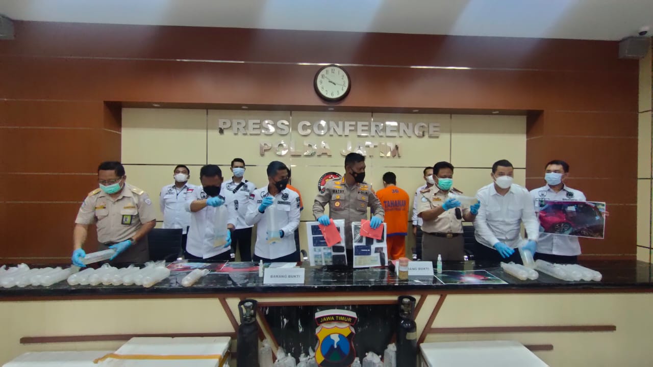 Kombes Gatot Repli dan AKBP Zulham saat menunjukkan barang bukti yang berhasil diamankan.