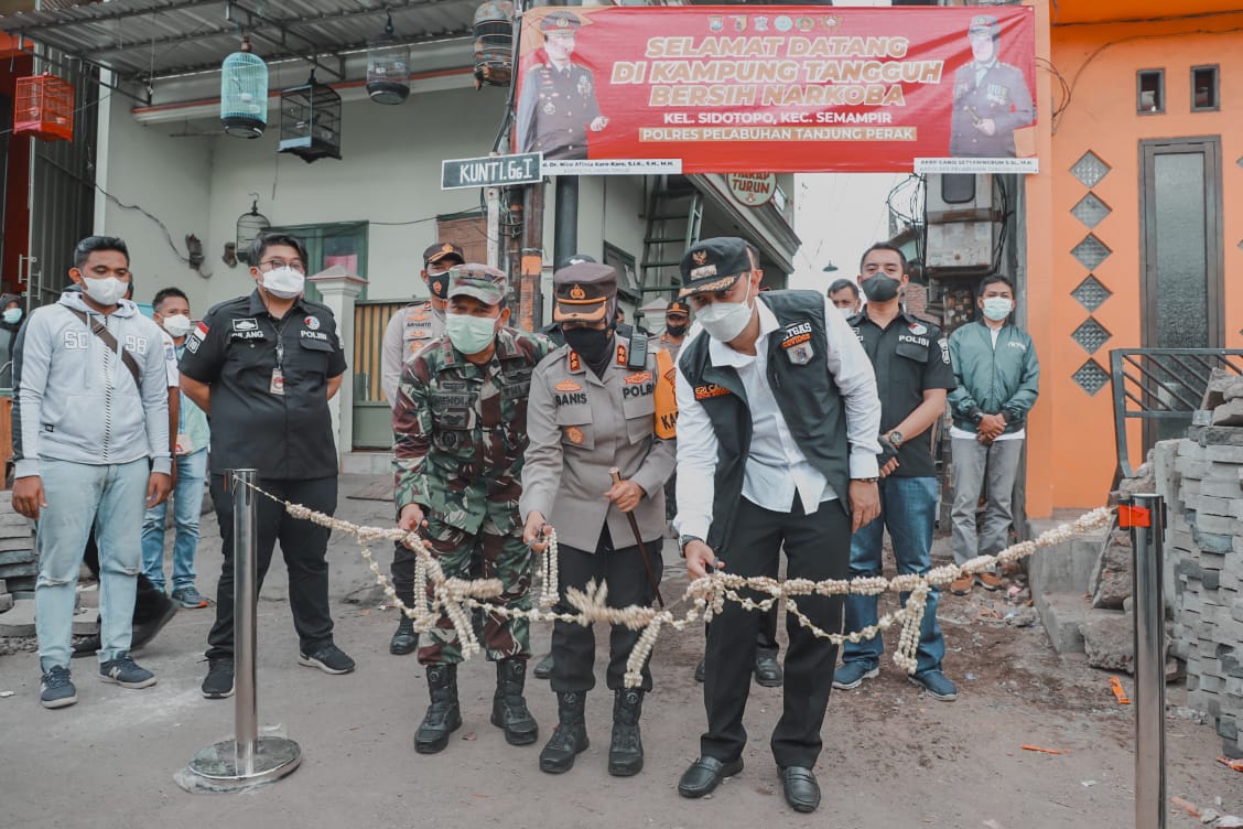 Wali Kota Surabaya, Eri Cahyadi bersama Kapolres Pelabuhan Tanjung Perak Surabaya, AKBP Ganis Setyaningrum, meresmikan Kampung Tangguh Bersih Narkoba