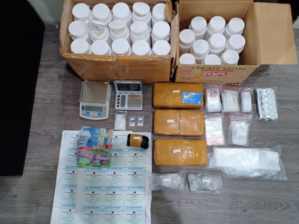 Barang bukti narkoba yang diamankan anggota Satnakoba Polrestabes Surabaya