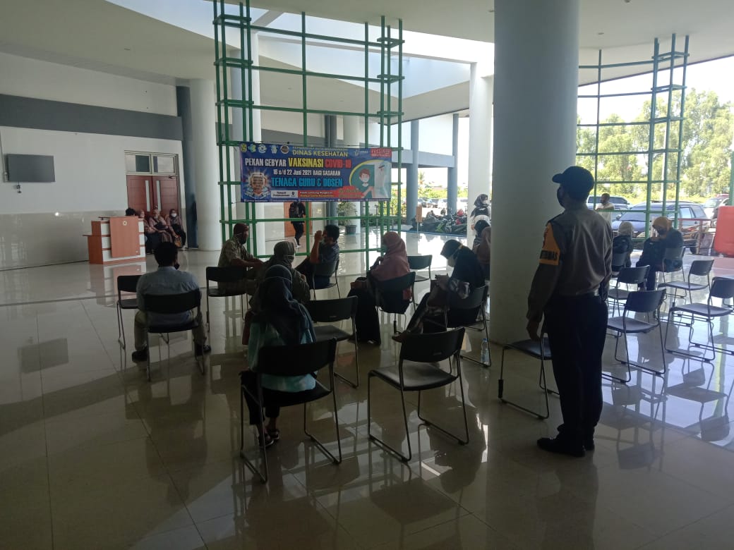 Personel Polsek Banjarmasin Utara jajaran Polresta Banjarmasin melakukan pengamanan dan monitoring vaksinasi Covid-19 di Gedung Student Activity Center ULM Banjarmasin, Kamis (17/6/2021).