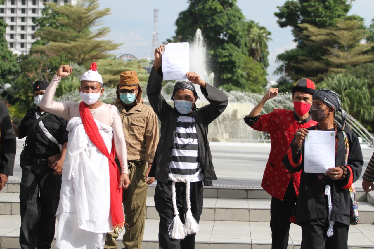 Forum Begandring Soerabaia, sejarawan, arkeolog, seniman, pencinta alam, hingga jurnalis dan kameramen senior saat menyerahkan Kajian Gugatab Hari Jadi Kota Surabaya kepada Wakil Walu Kota Surabaya, Armuji.