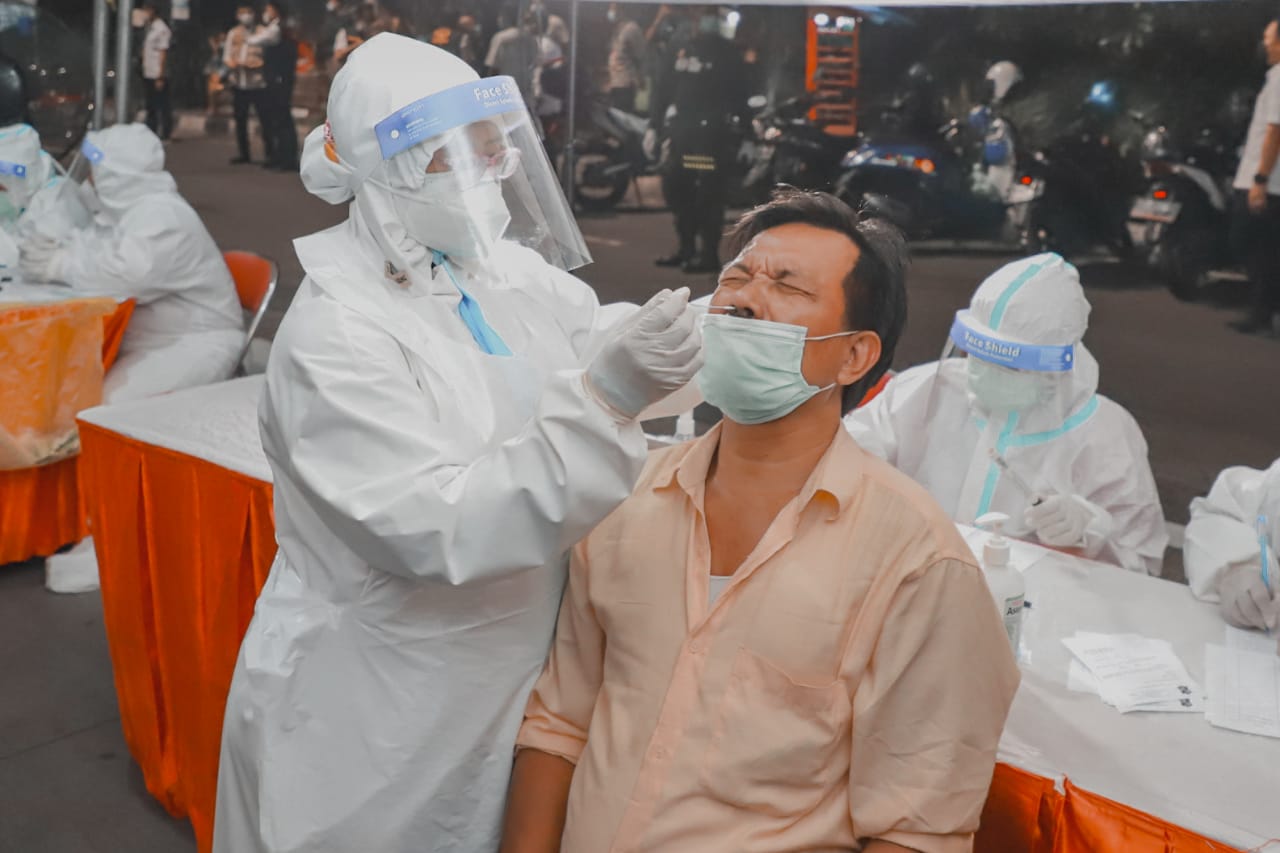Penyekatan dan swab test antigen di akes Jembatan Suramadu. Pemkot Surabaya