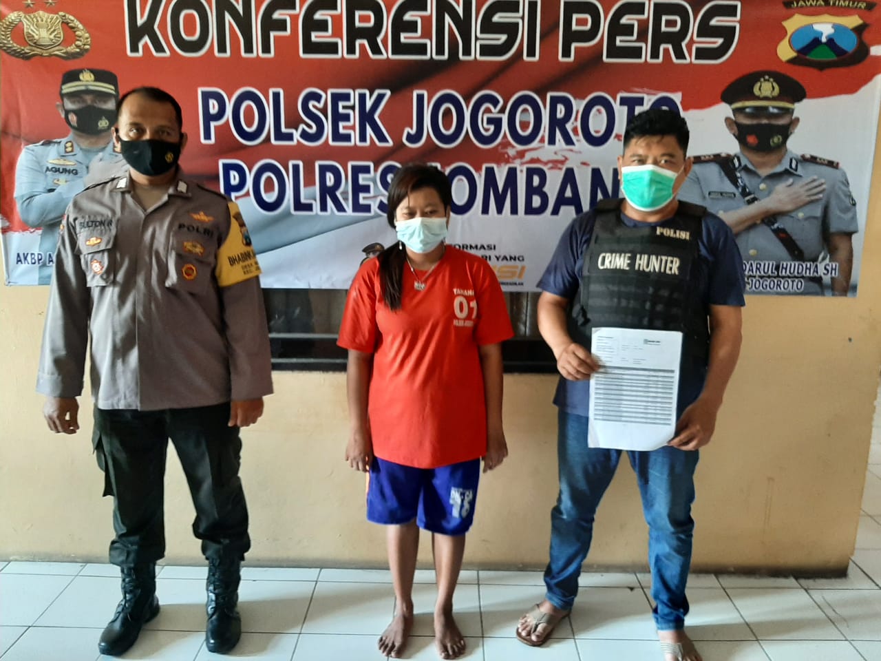 Pelaku penipuan jual beli minyak goreng diapit petugas Polsek Jogoroto