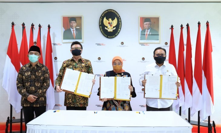 Menaker Ida Fauziyah (kedua kanan), Menag Yaqut Cholil Qoumas (kanan), MenPAN RB Tjahjo Kumolo (kedua kiri) menunjukkan Surat Keputusan Bersama (SKB) terkait perubahan agenda libur nasional 2021 di Jakarta. (Kemenaker)