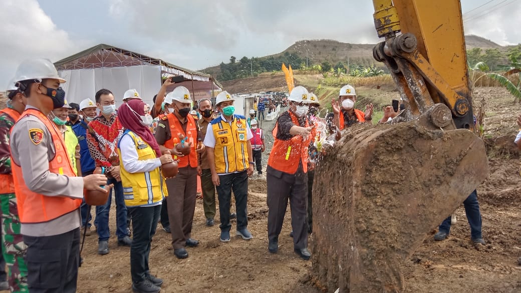 Bupati saat memecah kendi pada ekscavator