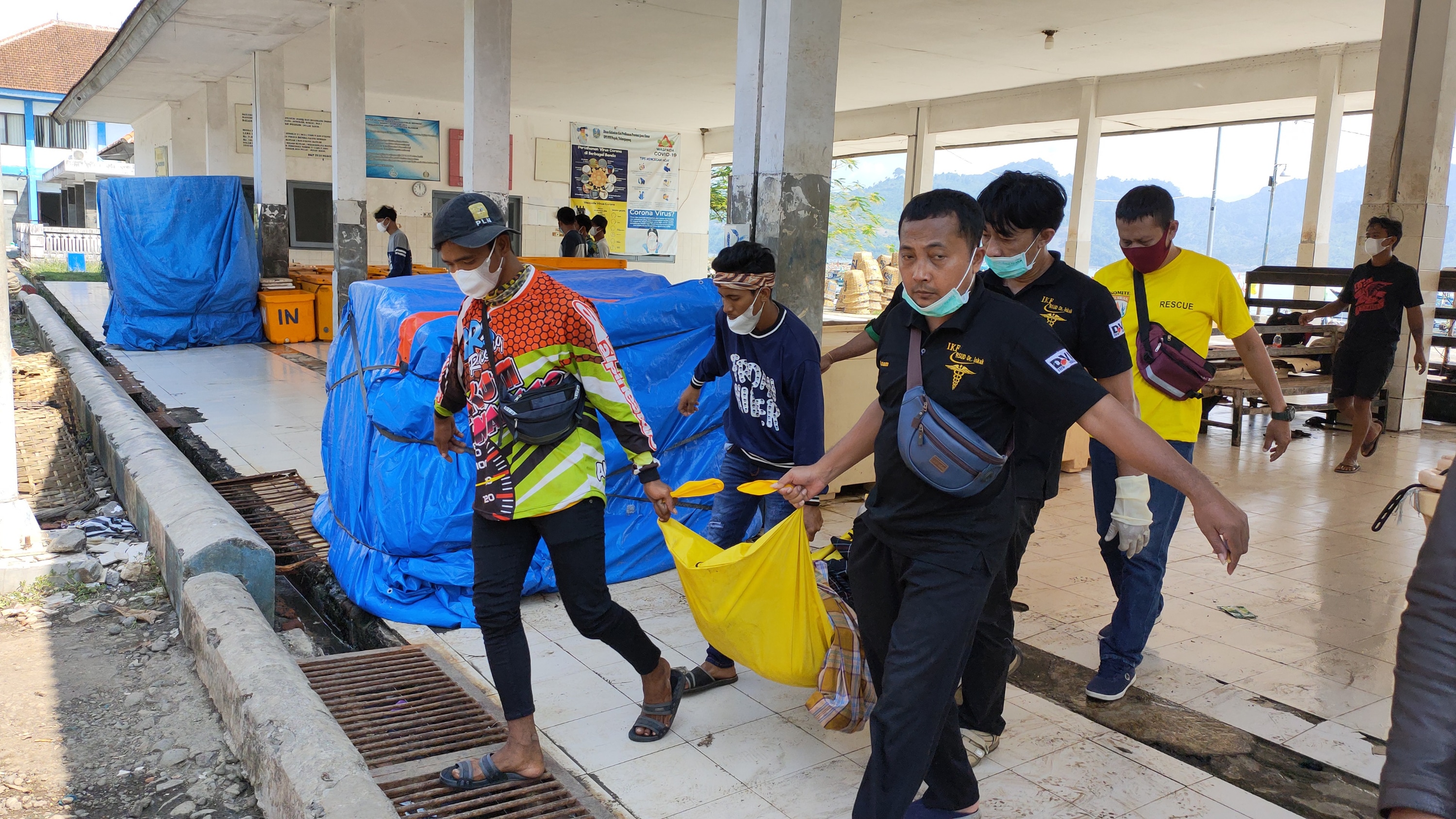 Evakuasi jenazah Ivan di Pelabuhan Popoh, Tulungagung.