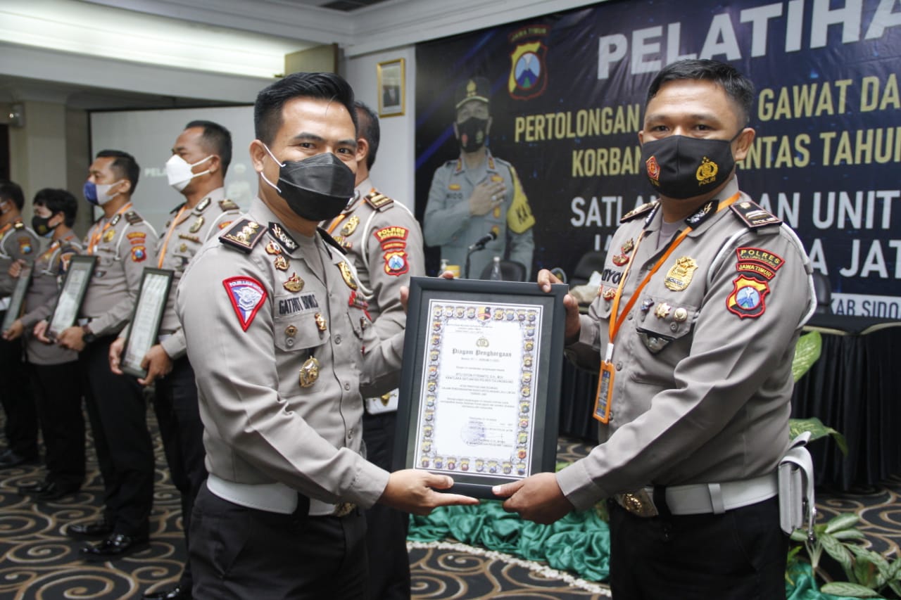 Iptu Diyon Fitrianto mewakili Satlantas Polres Tulungagung menerima penghargaan di Polda Jatim