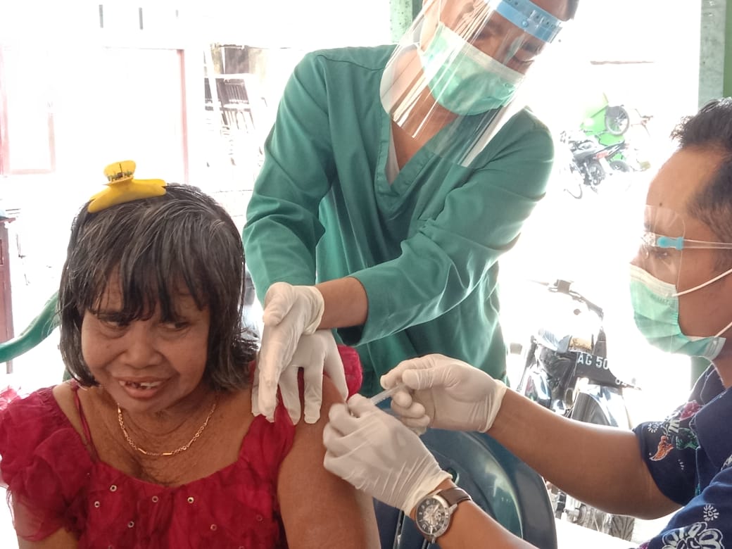 Petugas Kesehatan Puskesmas Kauman saat menyuntikan vaksin bagi ODGJ